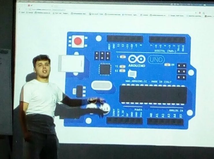 Bohdan presenting image-schema of Arduino controller